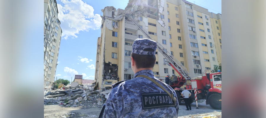 В Саратове сотрудники Росгвардии обеспечивают безопасность на месте взрыва бытового газа в жилом доме 