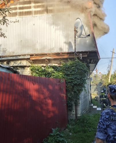 Росгвардейцы оказали содействие спасателям МЧС во время пожара жилого дома в Саратове