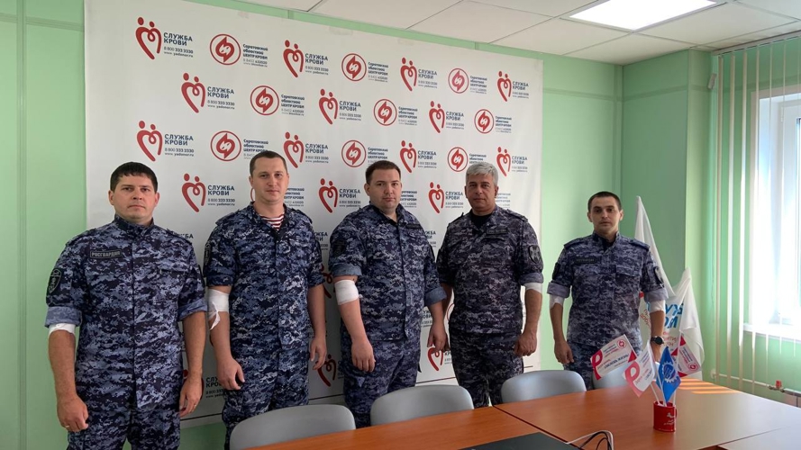 В Саратове сотрудники вневедомственной охраны поддержали акцию «От сердца к сердцу»