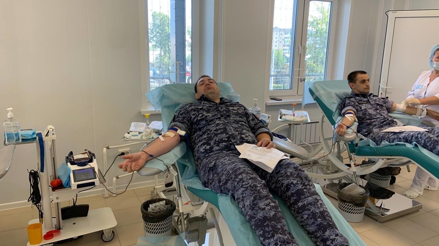 В Саратове сотрудники вневедомственной охраны поддержали акцию «От сердца к сердцу»