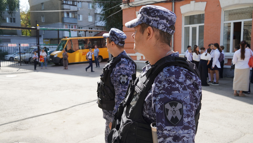 Сотрудники Росгвардии обеспечили охрану общественного порядка в День знаний