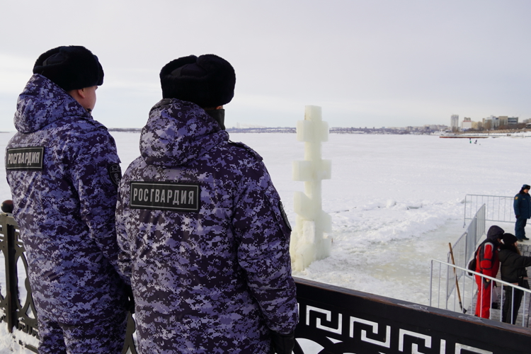 При участии саратовских росгвардейцев обеспечены порядок и безопасность граждан во время празднования Крещения Господня