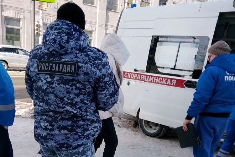 Сотрудник вневедомственной охраны пришёл на помощь студентке из Саратова, пострадавшей из-за гололедицы.