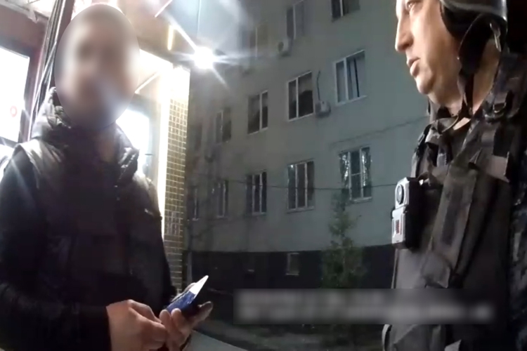 В Саратове сотрудники Росгвардии задержали дебошира, нарушавшего общественный порядок в продуктовом магазине