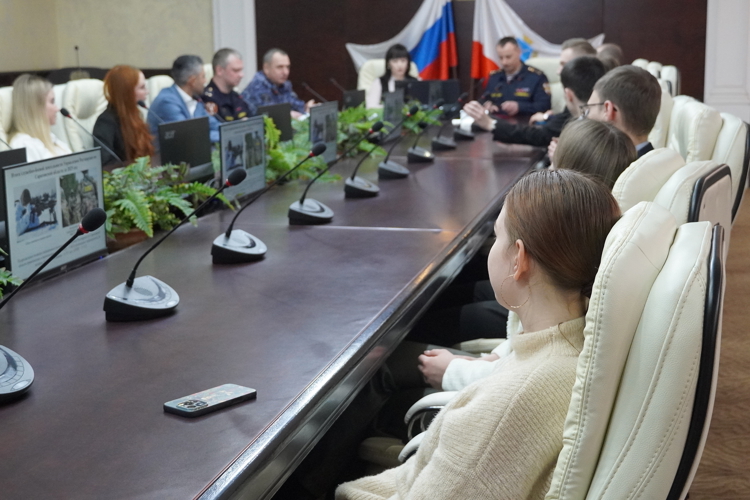 Представители Росгвардии и Саратовской государственной юридической академии приняли участие в круглом столе, посвященном 10-летию войск национальной гвардии Российской Федерации