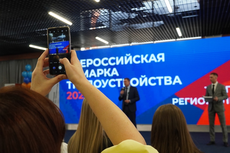 В Саратове росгвардейцы представили самый крупный информационный сектор на Всероссийской ярмарке трудоустройства