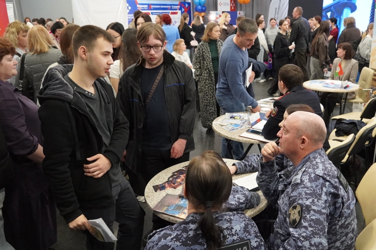 В Саратове росгвардейцы представили самый крупный информационный сектор на Всероссийской ярмарке трудоустройства