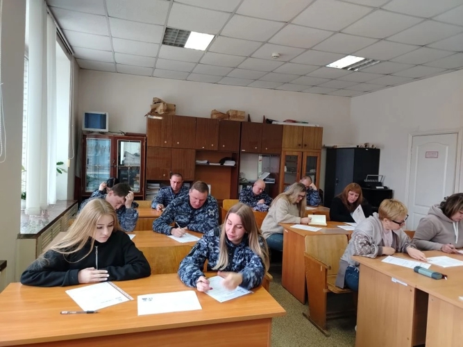 В Саратове росгвардейцы приняли участие во всероссийской патриотической акции «Диктант Победы»