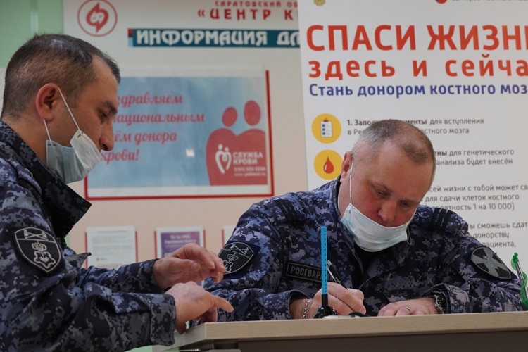 В Саратове сотрудники Росгвардии поддержали Всероссийскую донорскую акцию «От сердца к сердцу»(видео)