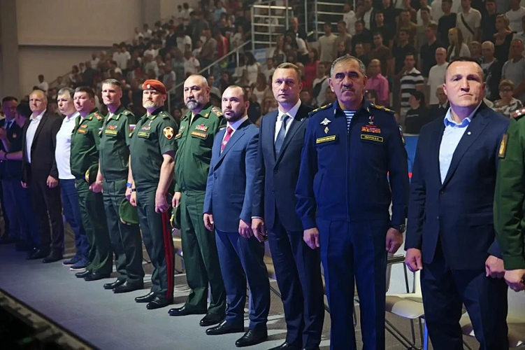 В Саратове в рамках Кубка Вооруженных сил России по боксу сотрудники вневедомственной охраны организовали профориентационную выставку для более чем 5000 зрителей и спортсменов (видео)