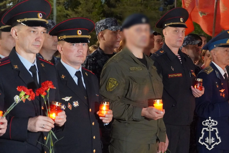 В День памяти и скорби в Саратове военнослужащие и сотрудники Росгвардии приняли участие в создании огненной инсталляции, посвященной воинам-водителям (видео)
