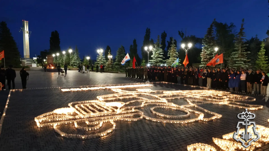 В День памяти и скорби в Саратове военнослужащие и сотрудники Росгвардии приняли участие в создании огненной инсталляции, посвященной воинам-водителям (видео)