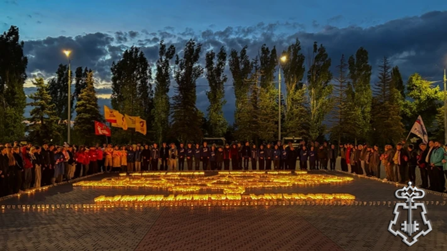 В День памяти и скорби в Саратове военнослужащие и сотрудники Росгвардии приняли участие в создании огненной инсталляции, посвященной воинам-водителям (видео)