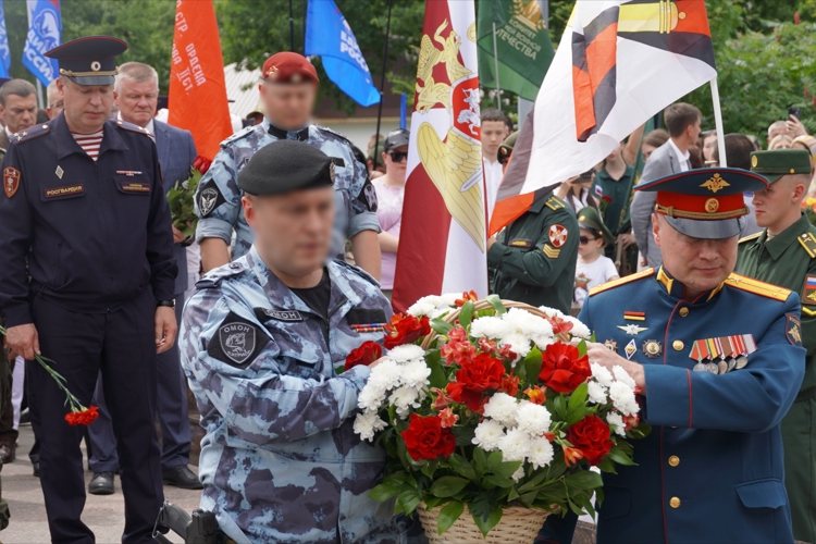 В Саратове военнослужащие и сотрудники Росгвардии приняли участие в церемонии занесения имен погибших в ходе проведения специальной военной операции