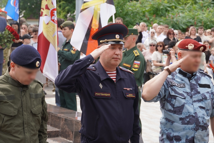 В Саратове военнослужащие и сотрудники Росгвардии приняли участие в церемонии занесения имен погибших в ходе проведения специальной военной операции
