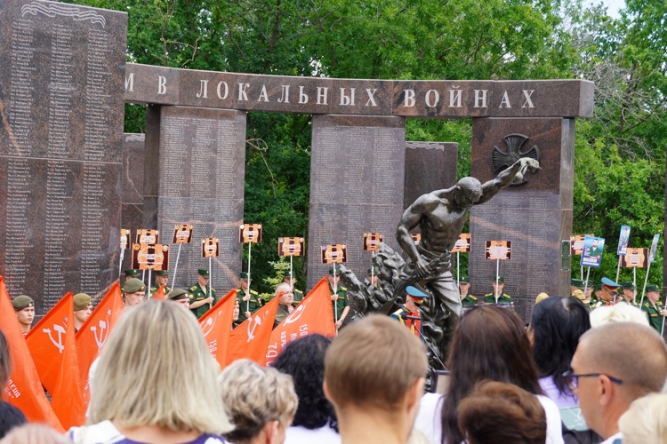 В Саратове военнослужащие и сотрудники Росгвардии приняли участие в церемонии занесения имен погибших в ходе проведения специальной военной операции