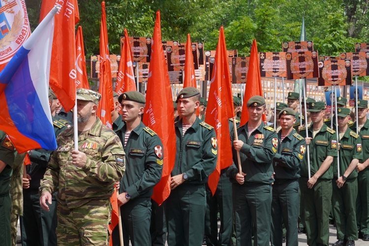 В Саратове военнослужащие и сотрудники Росгвардии приняли участие в церемонии занесения имен погибших в ходе проведения специальной военной операции