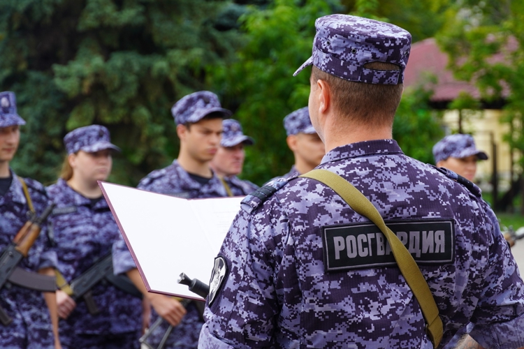 В Управлении Росгвардии по Саратовской области состоялfсь торжественная церемония приведения к присяге молодых сотрудников вневедомственной охраны