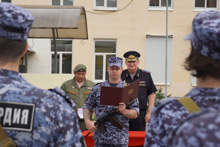 В Управлении Росгвардии по Саратовской области состоялfсь торжественная церемония приведения к присяге молодых сотрудников вневедомственной охраны