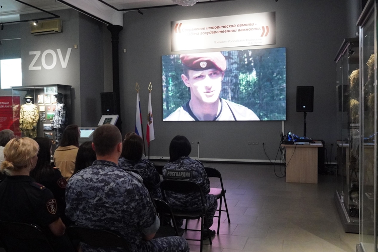 В Саратове в День офицера сотрудники вневедомственной охраны посетили кинопоказ документального фильма «Быть первым», посвященного Герою России старшему лейтенанту Александру Потапову