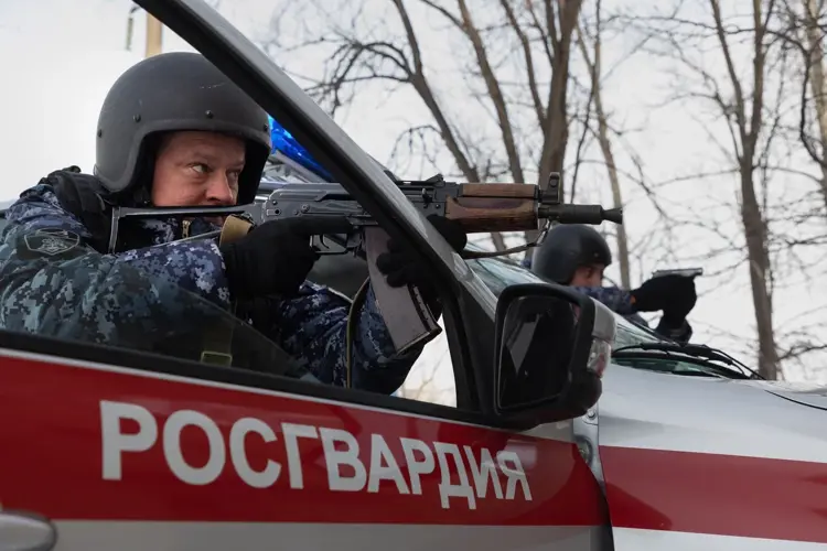 В Саратовской области сотрудники вневедомственной охраны Росгвардии и полиции задержали рецидивиста, находившегося в федеральном розыске